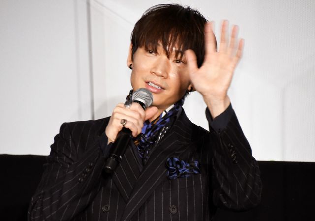 39歳の誕生日を迎えた綾野剛にサプライズで花のプレゼント！『ヤクザと家族 The Family』初日舞台挨拶（9枚目）