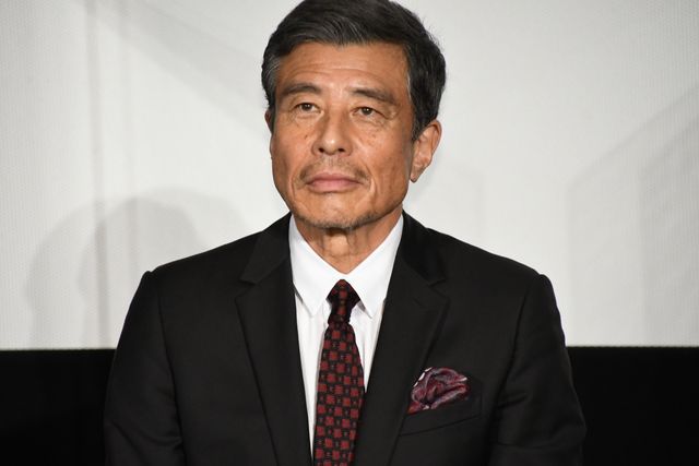 39歳の誕生日を迎えた綾野剛にサプライズで花のプレゼント！『ヤクザと家族 The Family』初日舞台挨拶（11枚目）