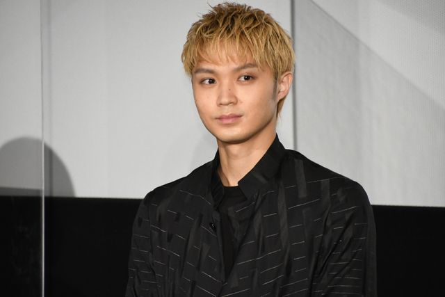 39歳の誕生日を迎えた綾野剛にサプライズで花のプレゼント！『ヤクザと家族 The Family』初日舞台挨拶（12枚目）