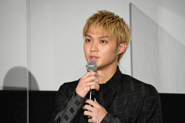 39歳の誕生日を迎えた綾野剛にサプライズで花のプレゼント！『ヤクザと家族 The Family』初日舞台挨拶（13枚目）