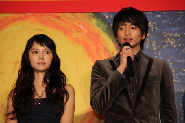 宮崎あおい、向井理の生ハグに赤面！映画『きいろいゾウ』完成披露イベントフォトギャラリー（7枚目）