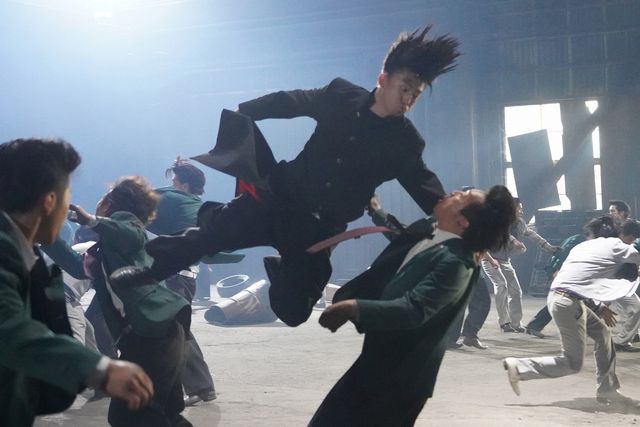 『今日から俺は!!劇場版』ツッパリたちのアクション場面カット（7枚目）