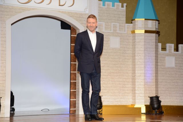 バースデーサプライズに『シンデレラ』女優大感激！フォトギャラリー（2枚目）