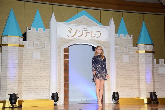 バースデーサプライズに『シンデレラ』女優大感激！フォトギャラリー（3枚目）