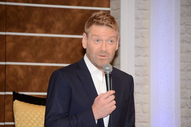 バースデーサプライズに『シンデレラ』女優大感激！フォトギャラリー（5枚目）