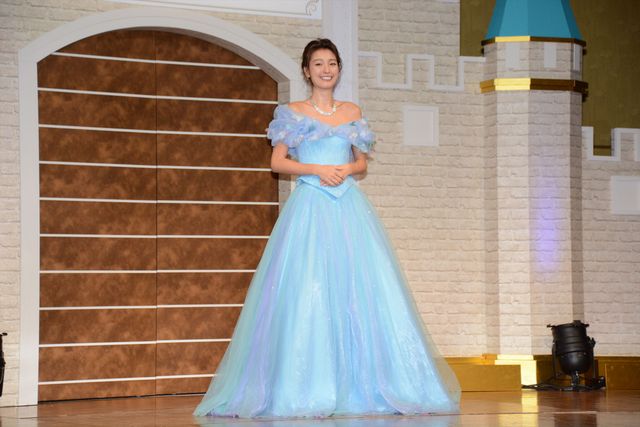 バースデーサプライズに『シンデレラ』女優大感激！フォトギャラリー（7枚目）