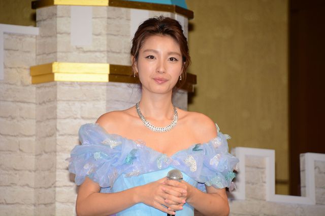 バースデーサプライズに『シンデレラ』女優大感激！フォトギャラリー（8枚目）