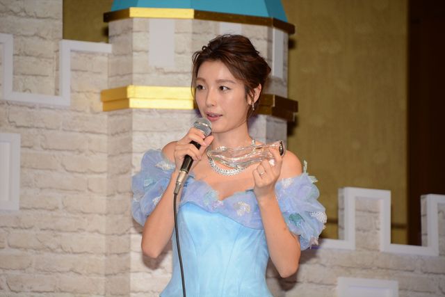 バースデーサプライズに『シンデレラ』女優大感激！フォトギャラリー（9枚目）