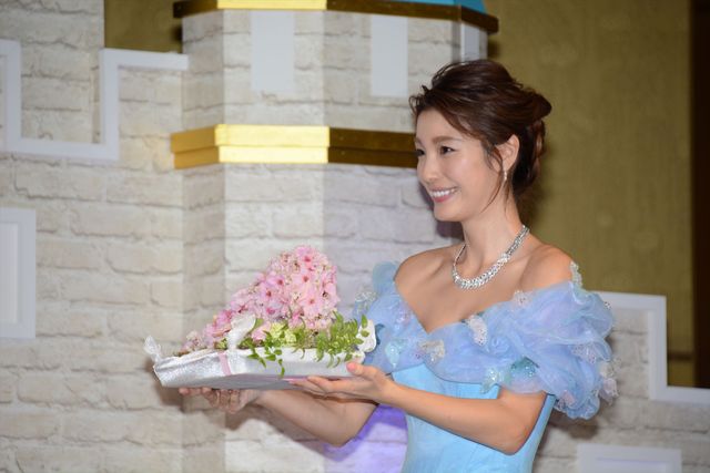 バースデーサプライズに『シンデレラ』女優大感激！フォトギャラリー（10枚目）