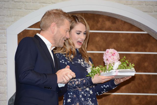 バースデーサプライズに『シンデレラ』女優大感激！フォトギャラリー（12枚目）