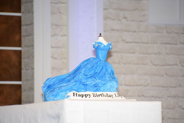 バースデーサプライズに『シンデレラ』女優大感激！フォトギャラリー（15枚目）