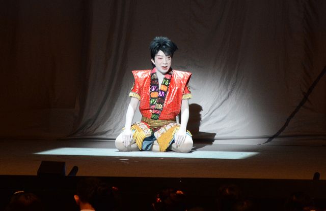 ルフィの衣装で被災地へのお見舞いの口上を行う市川猿之助　スーパー歌舞伎II「ワンピース」フォトギャラリー：フォトギャラリー