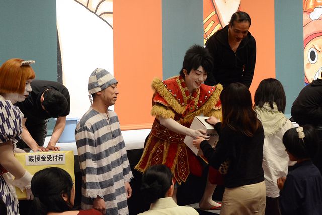 ルフィの衣装で被災地へのお見舞いの口上を行う市川猿之助　スーパー歌舞伎II「ワンピース」フォトギャラリー（2枚目）