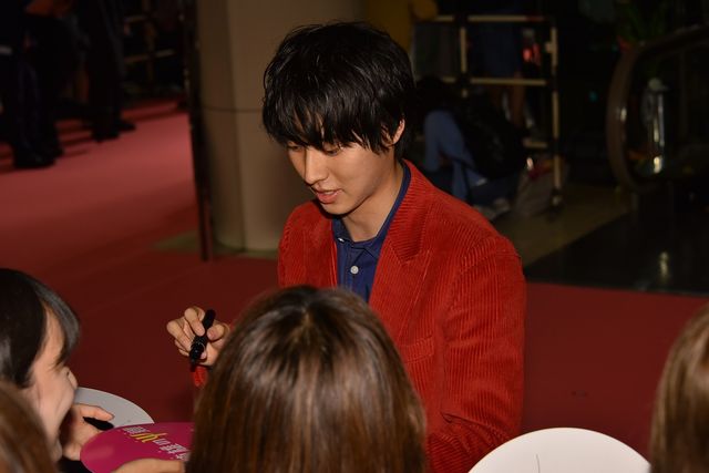 ファンへの対応もバッチリな山崎賢人『斉木楠雄のΨ難』ピンクカーペット＆完成披露試写会（21枚目）