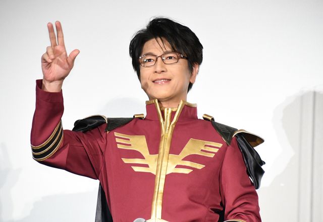 及川光博、機動戦士ガンダム『逆襲のシャア』衣装でシャアに成り切る！：フォトギャラリー