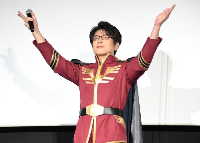 及川光博、機動戦士ガンダム『逆襲のシャア』衣装でシャアに成り切る！（2枚目）