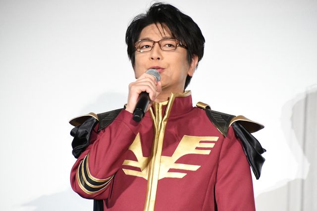 及川光博、機動戦士ガンダム『逆襲のシャア』衣装でシャアに成り切る！（3枚目）
