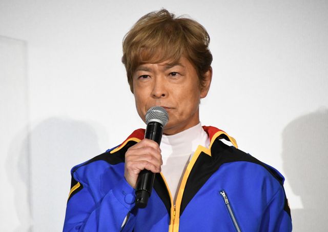 及川光博、機動戦士ガンダム『逆襲のシャア』衣装でシャアに成り切る！（5枚目）