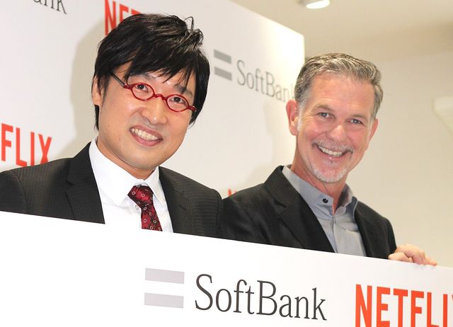 Netflix永久会員に認定された山里亮太と同社CEOのリード・ヘイスティングス氏