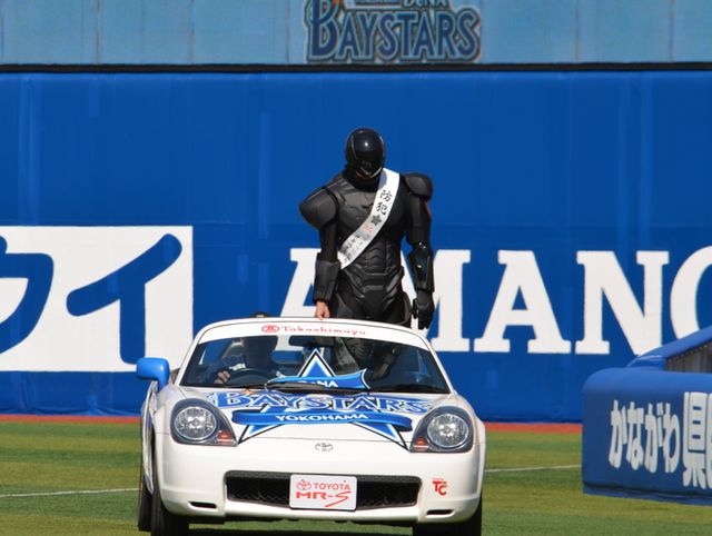 ロボコップ始球式フォトギャラリー（2枚目）