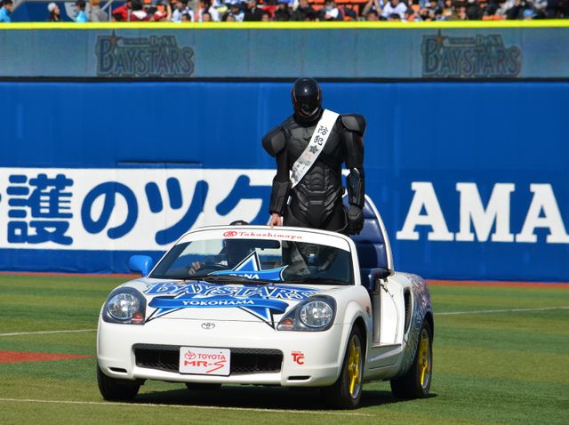 ロボコップ始球式フォトギャラリー（3枚目）