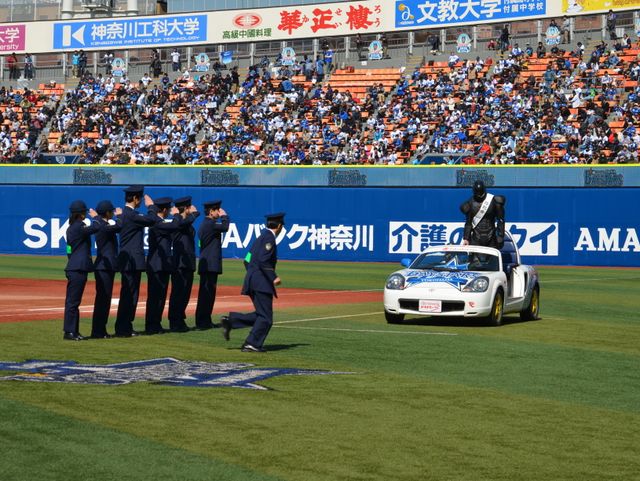 ロボコップ始球式フォトギャラリー（4枚目）