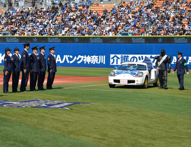 ロボコップ始球式フォトギャラリー（5枚目）