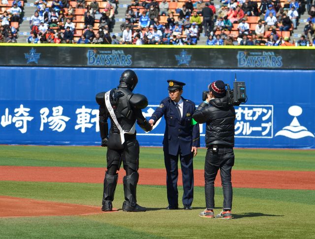 ロボコップ始球式フォトギャラリー（6枚目）