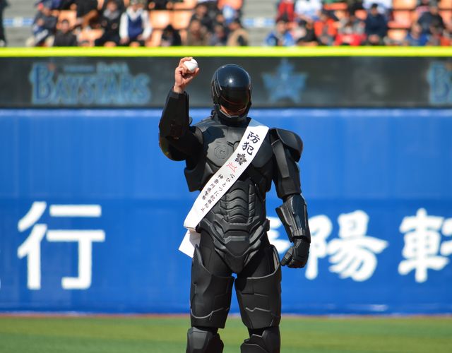 ロボコップ始球式フォトギャラリー（8枚目）