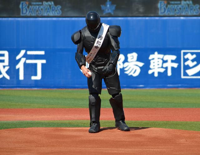 ロボコップ始球式フォトギャラリー（10枚目）