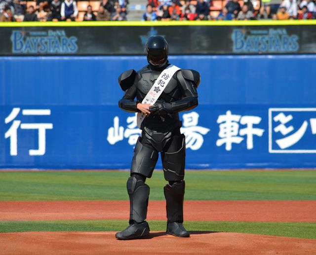 ロボコップ始球式フォトギャラリー（11枚目）