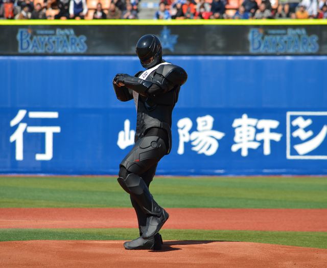 ロボコップ始球式フォトギャラリー（12枚目）