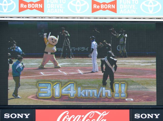 ロボコップ始球式フォトギャラリー（15枚目）