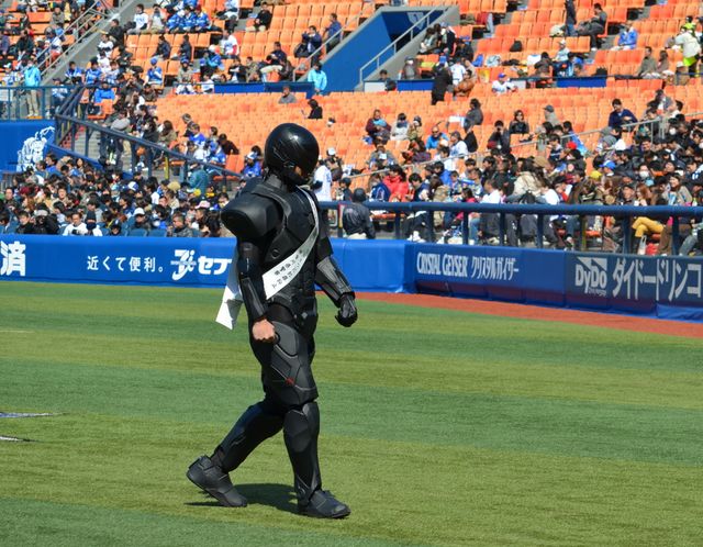 ロボコップ始球式フォトギャラリー（17枚目）
