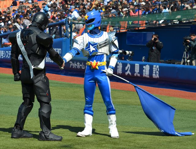 ロボコップ始球式フォトギャラリー（18枚目）