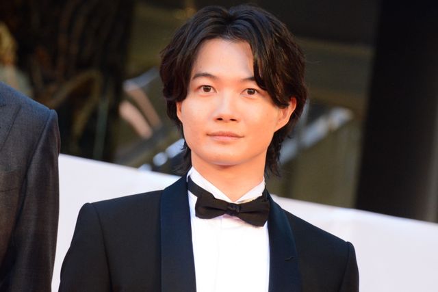 『ゴジラ-1.0』神木隆之介＆浜辺美波がレッドカーペットに登場！：フォトギャラリー