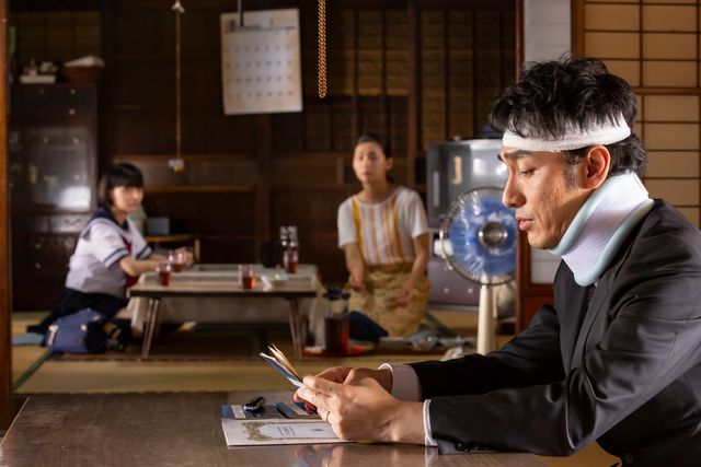 草なぎ剛主演『台風家族』場面写真が15枚一挙公開！（12枚目）