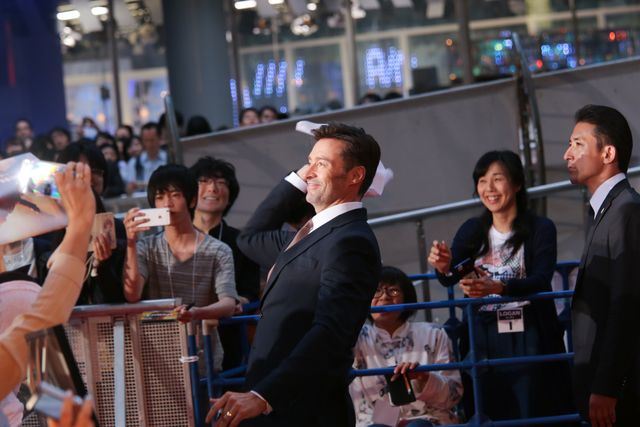 ヒュー・ジャックマン、直筆サインをその場で入れてファンに投げ込むサービス！：フォトギャラリー