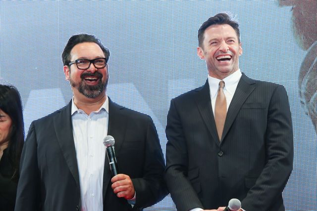 ヒュー・ジャックマン、直筆サインをその場で入れてファンに投げ込むサービス！（2枚目）