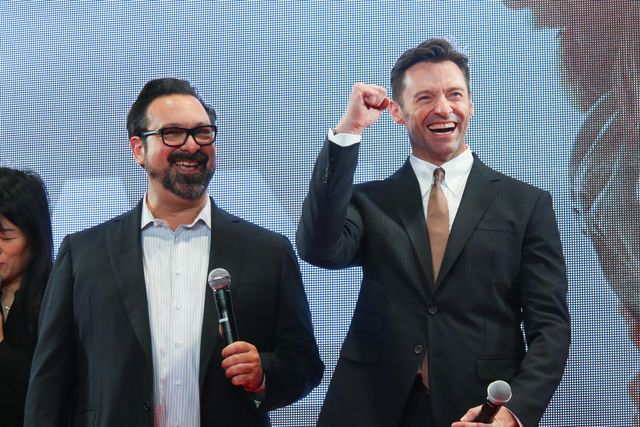 ヒュー・ジャックマン、直筆サインをその場で入れてファンに投げ込むサービス！（3枚目）