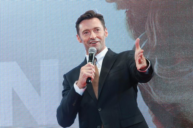 ヒュー・ジャックマン、直筆サインをその場で入れてファンに投げ込むサービス！（4枚目）