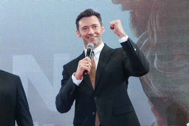 ヒュー・ジャックマン、直筆サインをその場で入れてファンに投げ込むサービス！（5枚目）