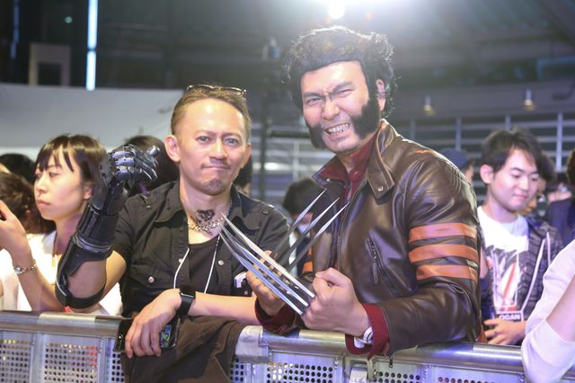 ヒュー・ジャックマン、直筆サインをその場で入れてファンに投げ込むサービス！（6枚目）