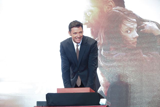 ヒュー・ジャックマン、直筆サインをその場で入れてファンに投げ込むサービス！（7枚目）