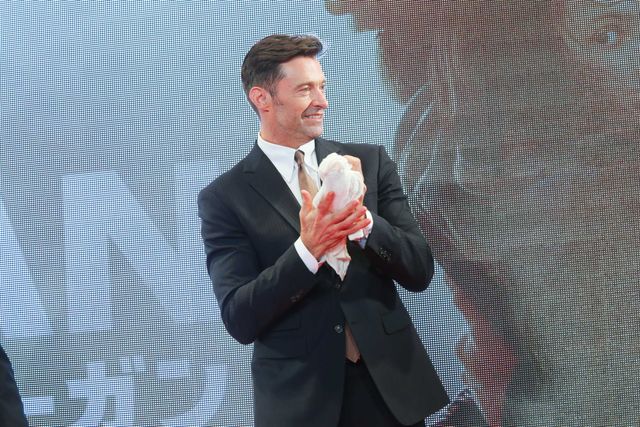 ヒュー・ジャックマン、直筆サインをその場で入れてファンに投げ込むサービス！（8枚目）