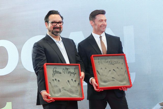 ヒュー・ジャックマン、直筆サインをその場で入れてファンに投げ込むサービス！（9枚目）