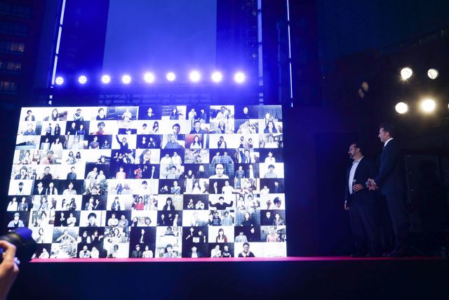 ヒュー・ジャックマン、直筆サインをその場で入れてファンに投げ込むサービス！（10枚目）