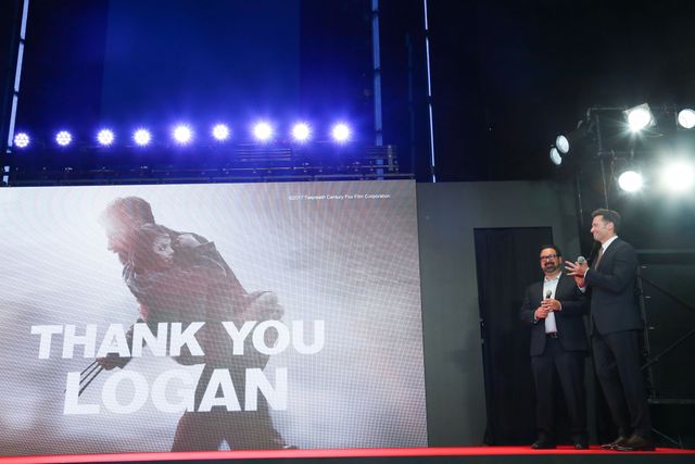 ヒュー・ジャックマン、直筆サインをその場で入れてファンに投げ込むサービス！（11枚目）