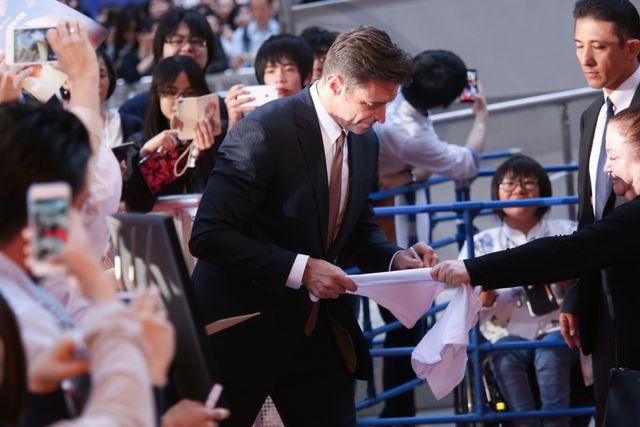 ヒュー・ジャックマン、直筆サインをその場で入れてファンに投げ込むサービス！（12枚目）