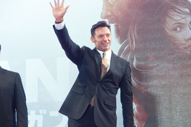 ヒュー・ジャックマン、直筆サインをその場で入れてファンに投げ込むサービス！（13枚目）